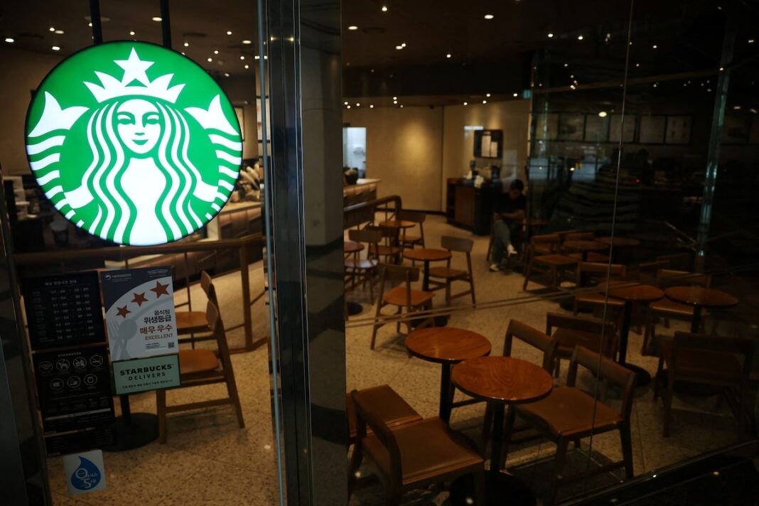 Порожній магазин Starbucks у Сеулі, Південна Корея, 26 травня 2026 року