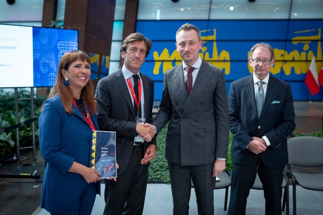Підписання угоди / Фото: Фейсбук-сторінка Олексія Соболева