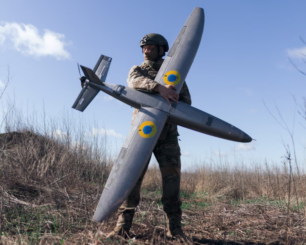 Солдат з українського підрозділу безпілотних літальних апаратів 