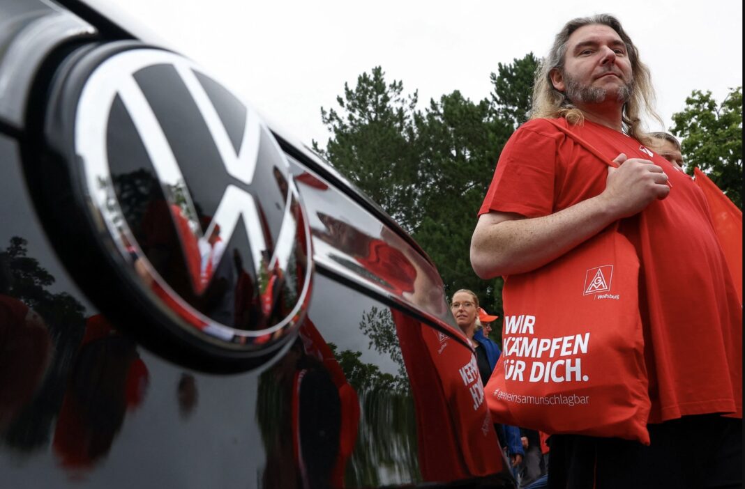 Чоловік мітингує перед заводом Volkswagen