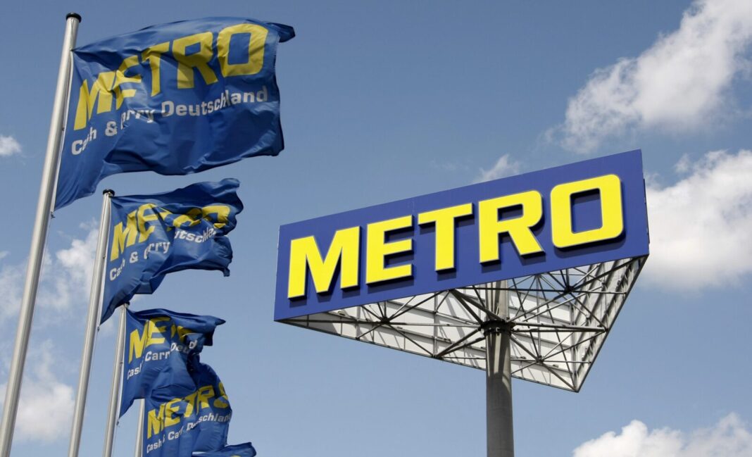 Логотип і прапори METRO на тлі неба.