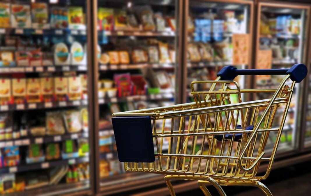 Порожній візок в продуктовому магазині