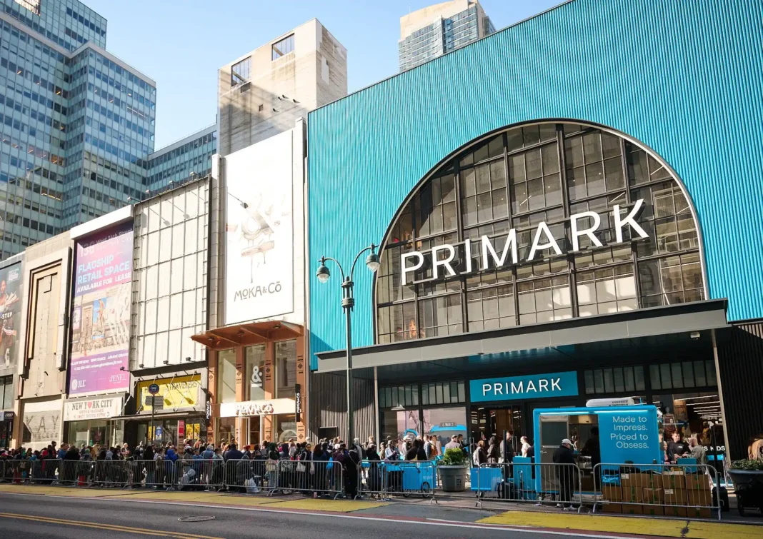 Магазин Primark із чергою покупців біля центрального входу.