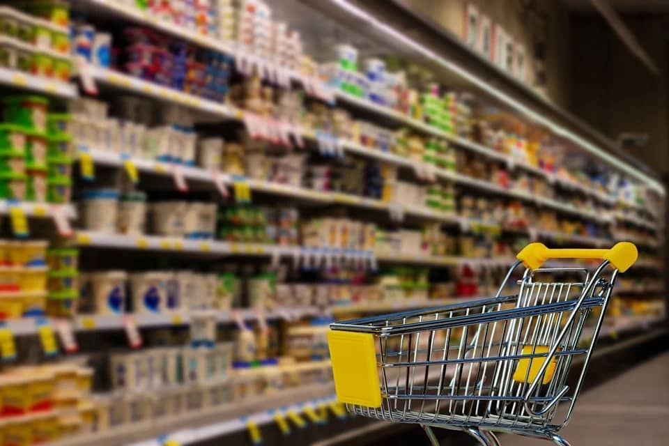 Пустий кошик в продуктовому супермаркеті.