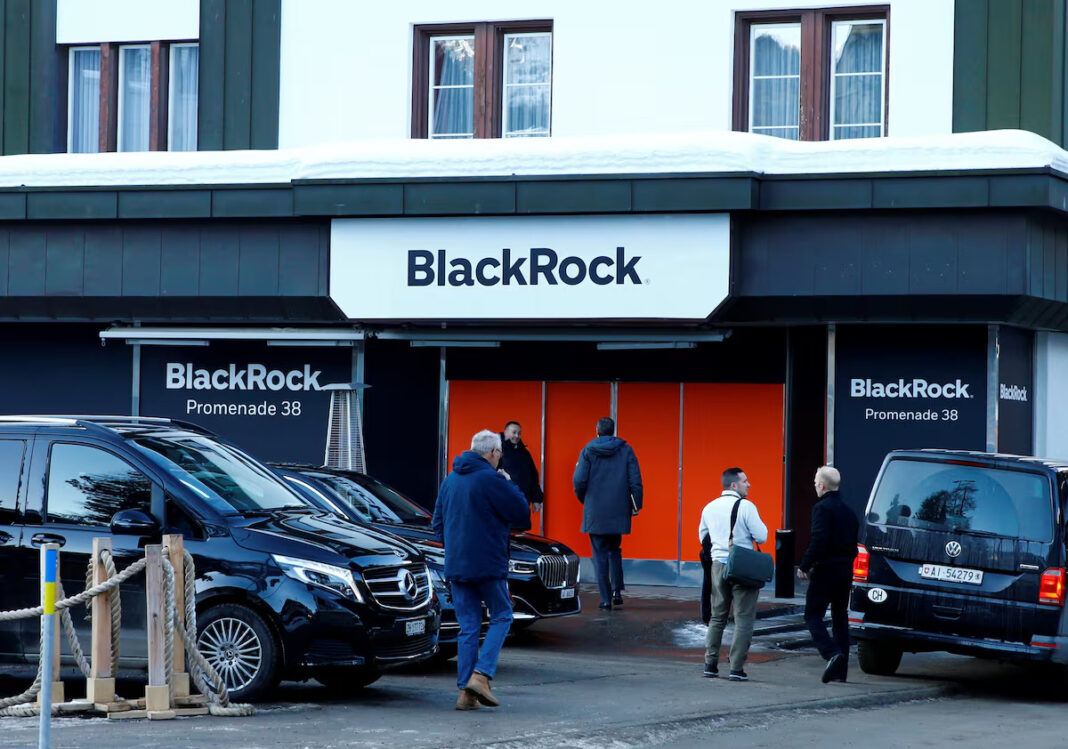 Люди перед виставковим залом, де проходить BlackRock у Давосі.