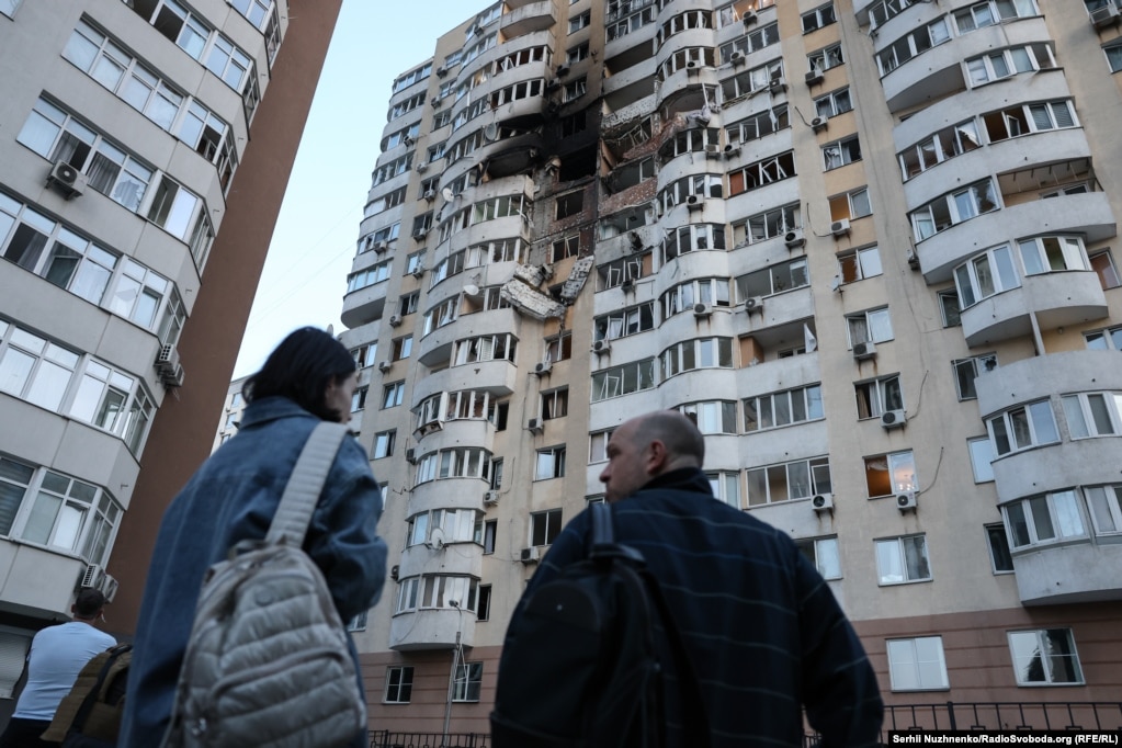 Місцеві жителі оглядають наслідки російського удару