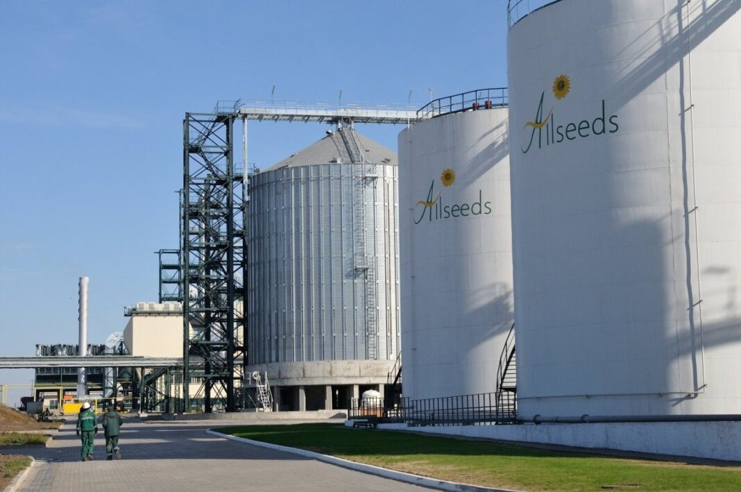 Виробничі резервуари та силоси олійноекстракційного комплексу Allseeds Group.