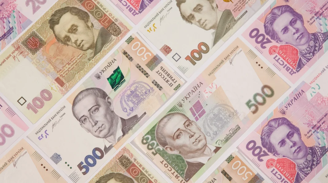 Українські гривневі банкноти номіналом 100, 200, 500 і 1000 гривень.