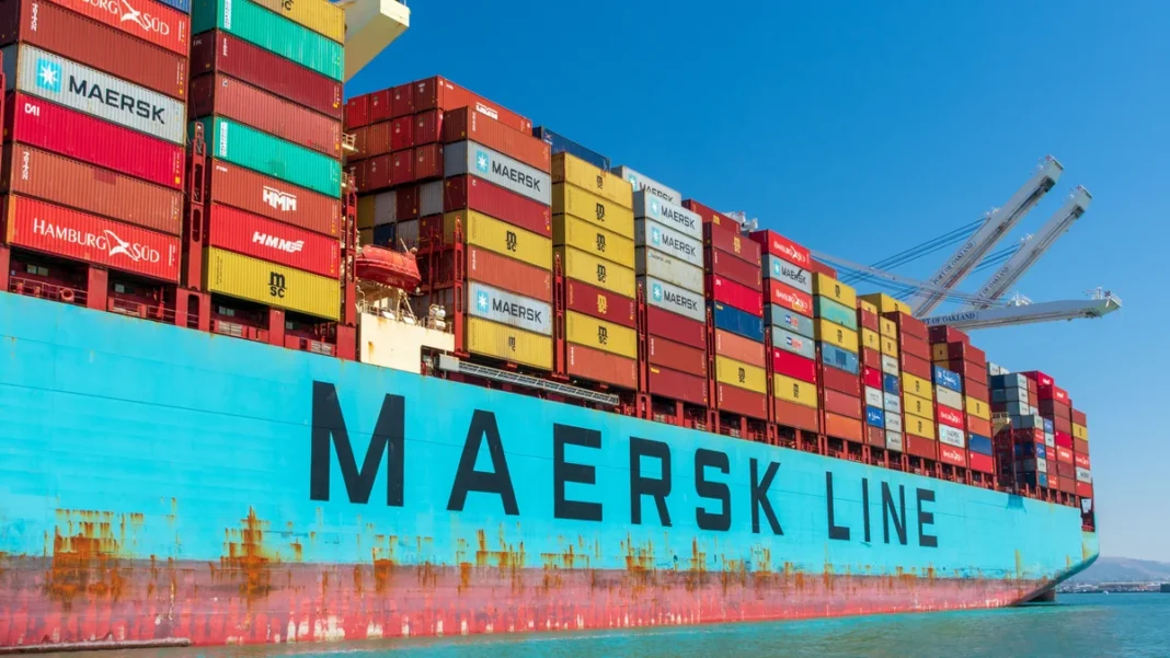 Контейнеровоз Maersk із контейнерами в морському порту.