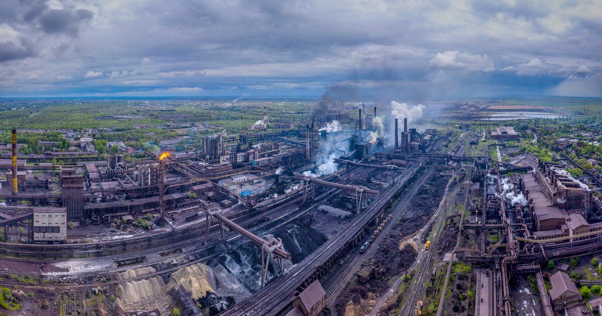 АрселорМіттал Кривий Ріг — панорамний вид на металургійний комбінат у Кривому Розі.