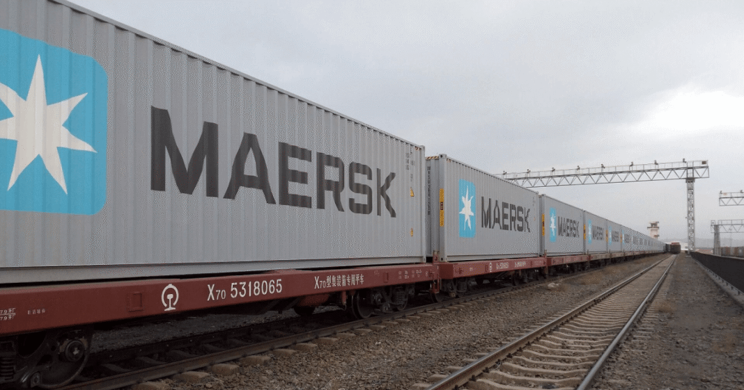 Контейнери Maersk на залізничному потязі.