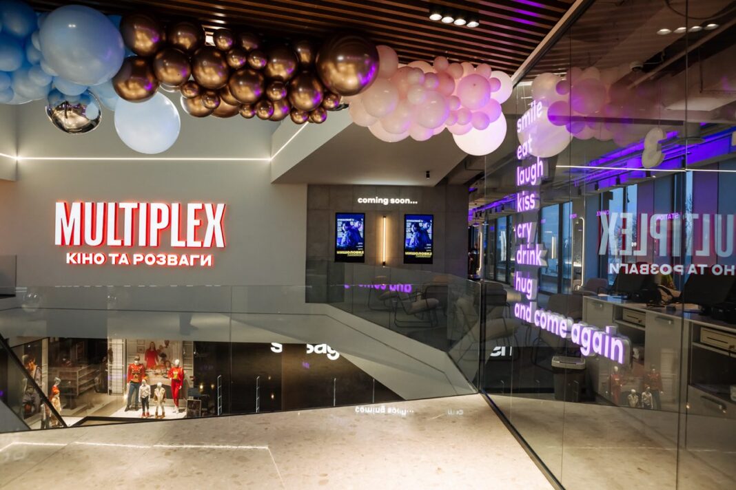 Інтер'єр кінотеатру мережі Multiplex з вивіскою 