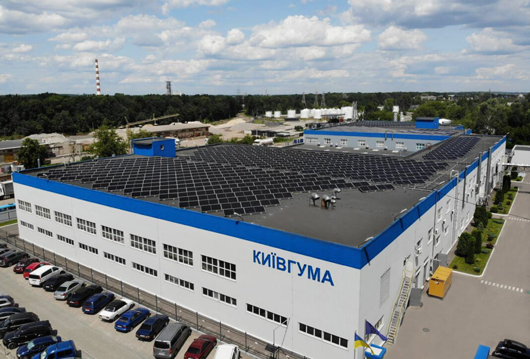 Вид з висоти на будівлю заводу 