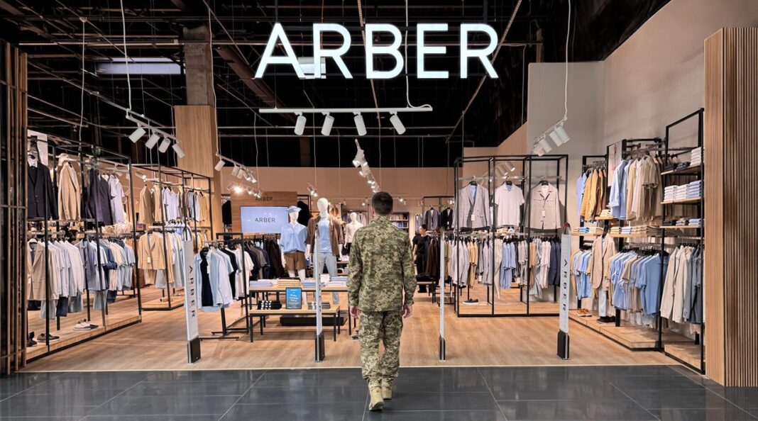 Військовослужбовець заходить до магазину ARBER.