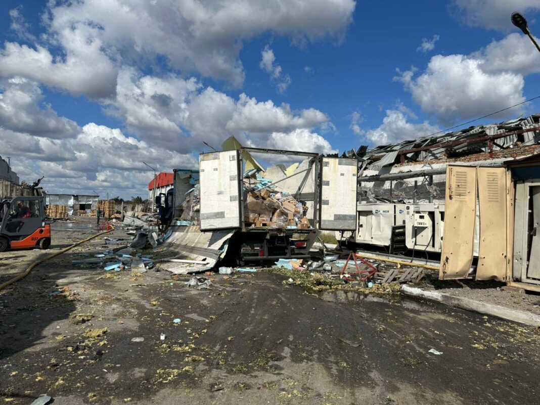 Наслідки ворожого удару по логістичному центру АТБ у Дніпрі.