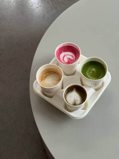 Інтер'єр магазину COOSH із зоною COOSH Cafe та напоєм матча.