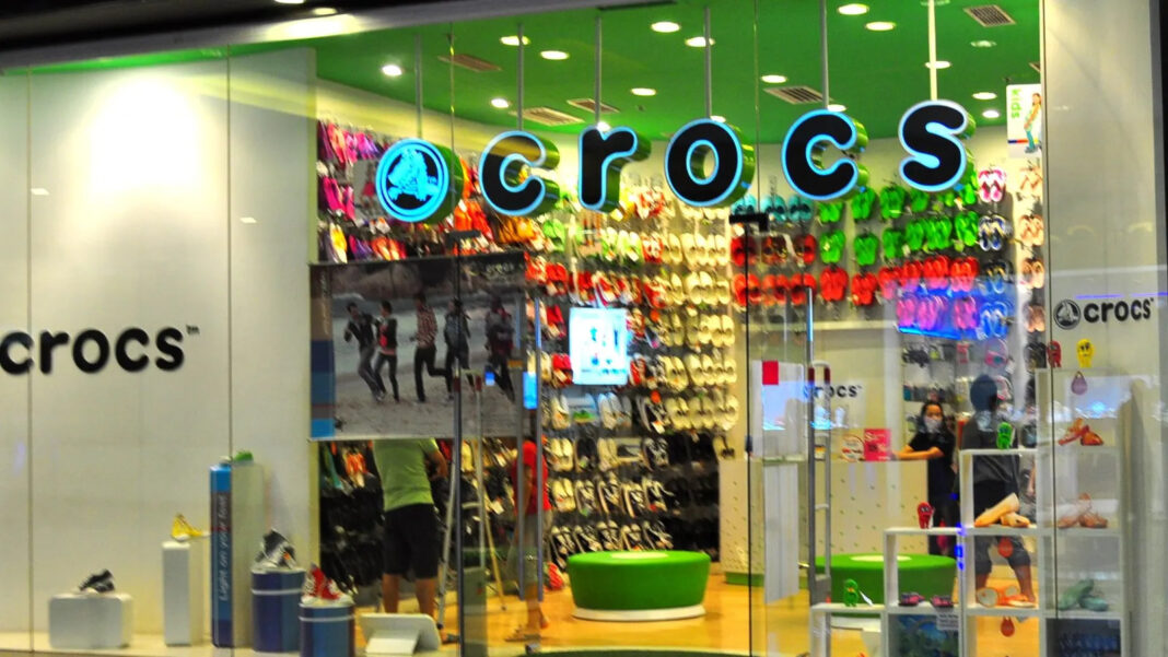Магазин Crocs із фірмовим взуттям на вітрині.