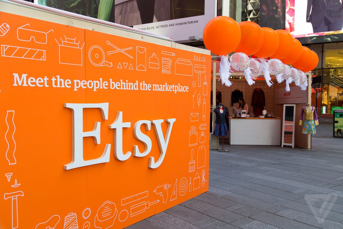 Яскравий помаранчевий стенд та промозона маркетплейса ручних виробів Etsy.