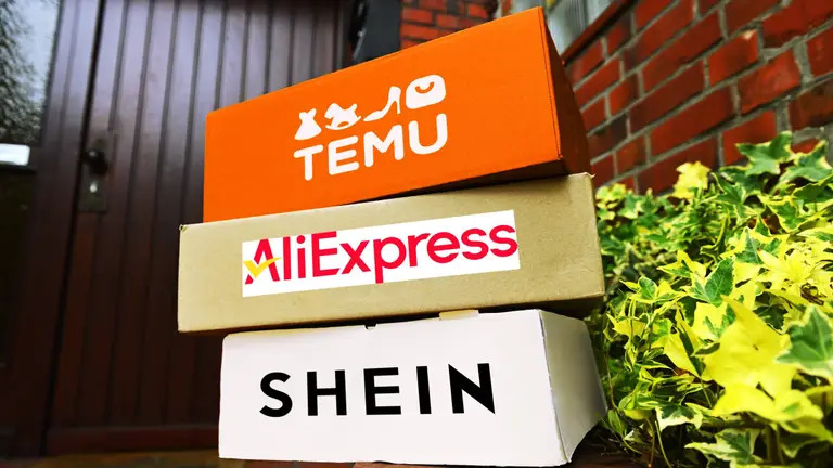 Посилок із логотипами міжнародних маркетплейсів TEMU, AliExpress та SHEIN.