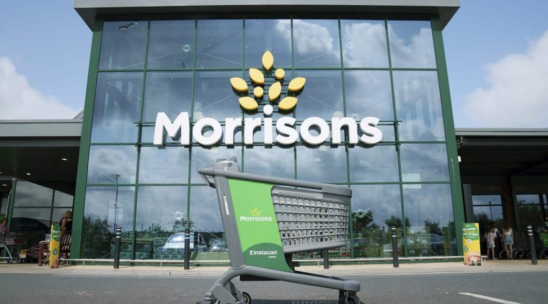 Розумний візок Caper зі ШІ біля супермаркету Morrisons.
