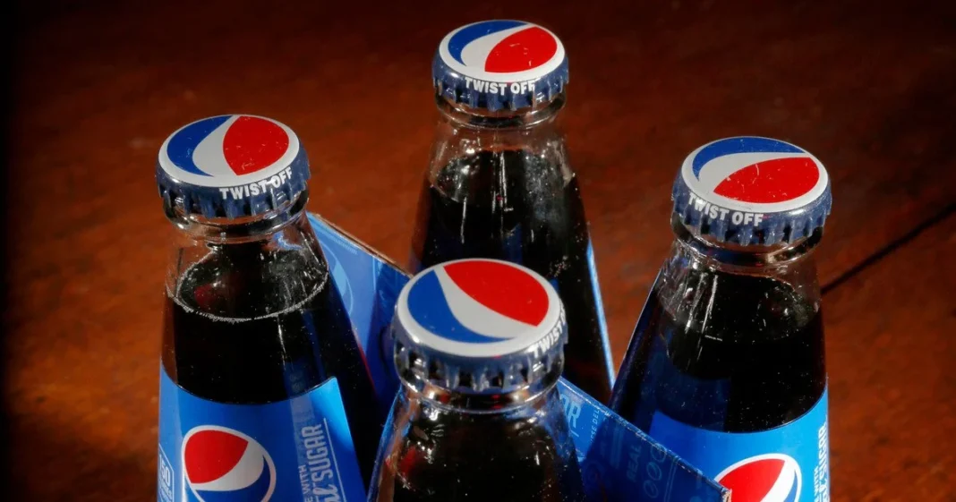Скляні бутилки напою Pepsi.