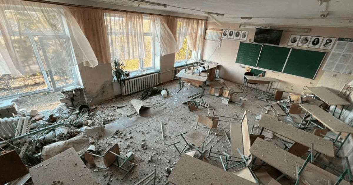 Зруйнований та засипаний уламками й пилом шкільний клас.