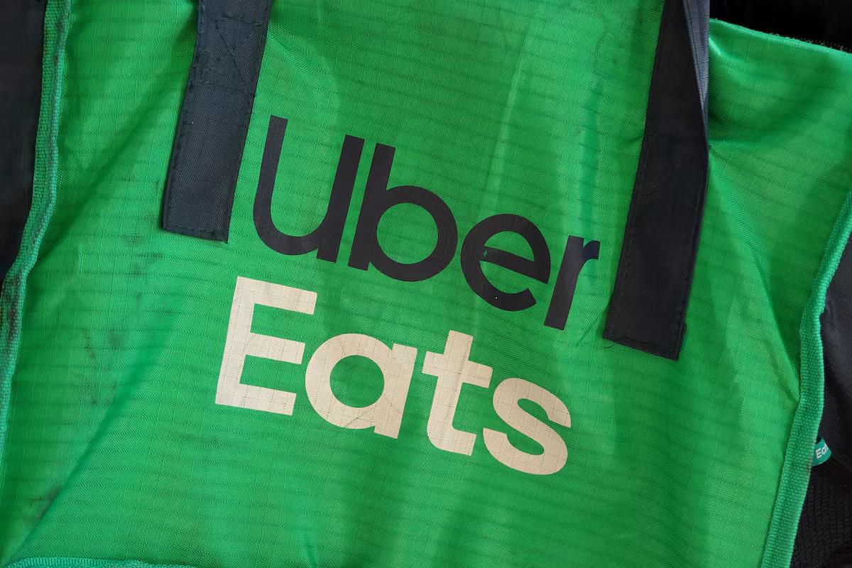 Сумка для доставки Uber Eats на велосипеді в Брукліні.