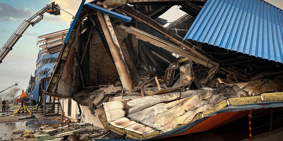 Наслідки ворожого удару: зруйнована та пошкоджена будівля.