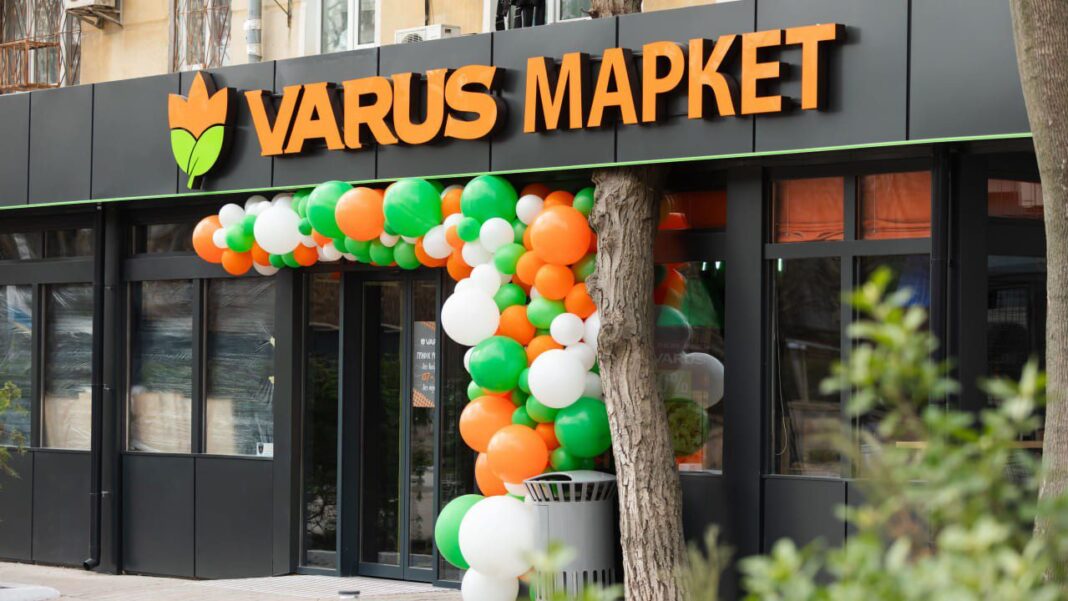 VARUS Market — фасад магазину з вивіскою VARUS MARKET, прикрашений зеленими, помаранчевими та білими повітряними кульками.