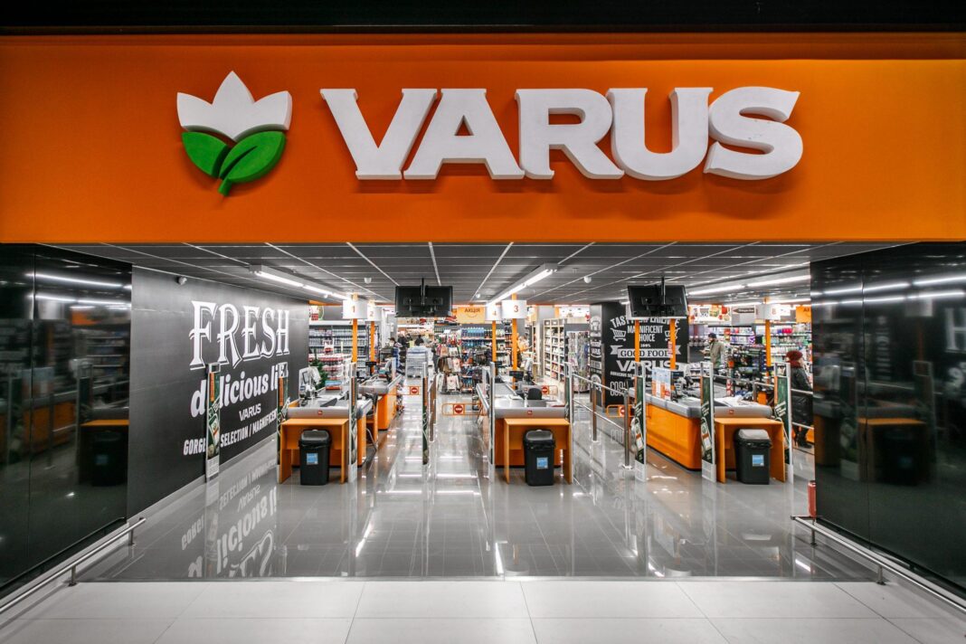 Магазин Varus із помаранчевою вивіскою та торговельним залом.