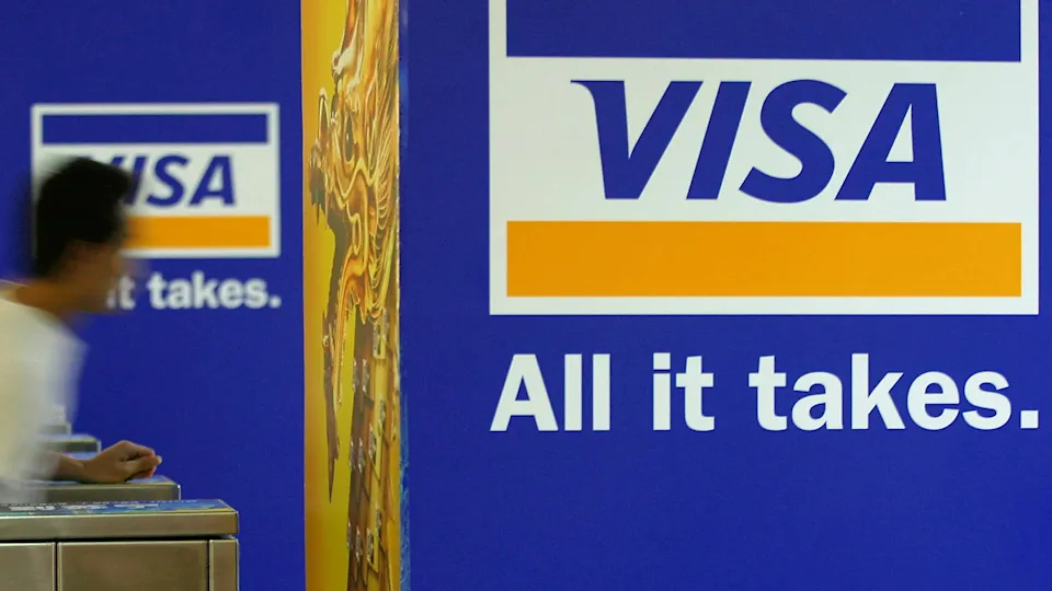 Логотип Visa на рекламному стенді