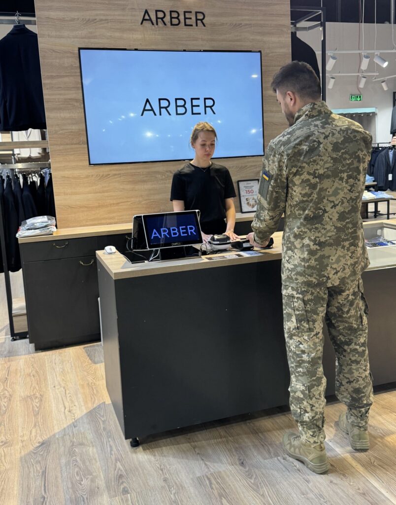 Військовослужбовець використовує знижку у магазині одягу ARBER.
