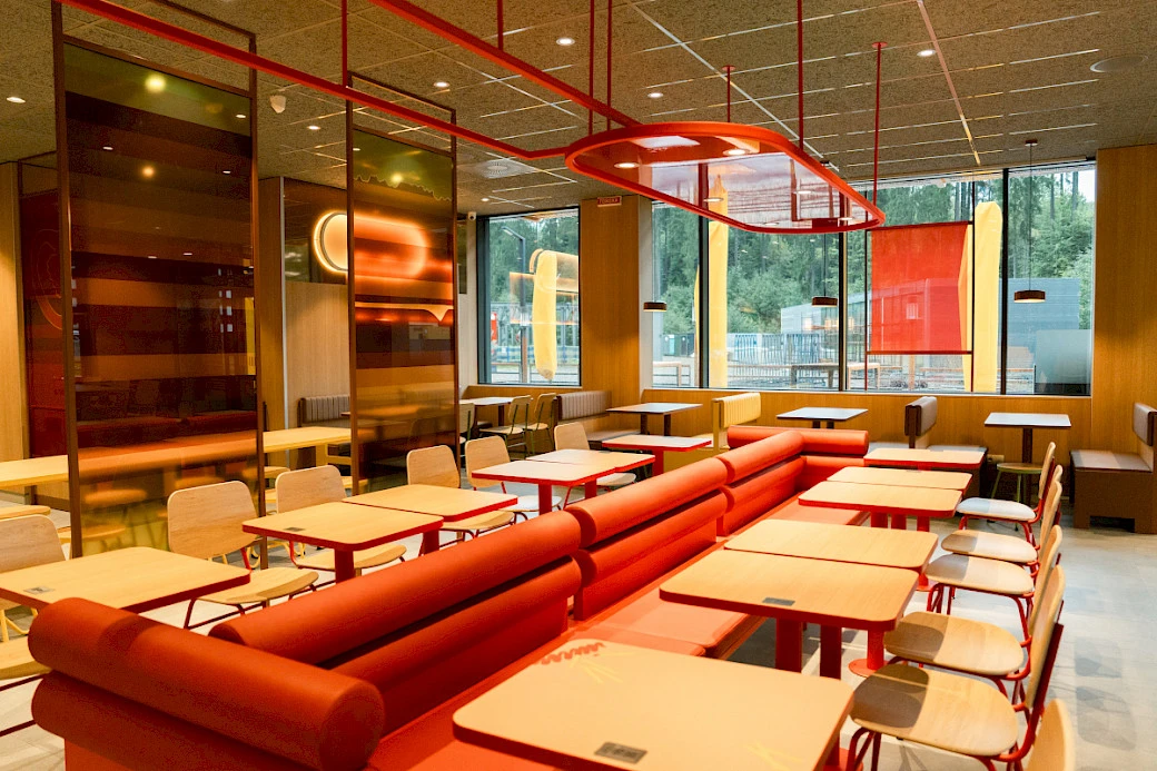 Інтер'єр залу ресторану McDonald's.