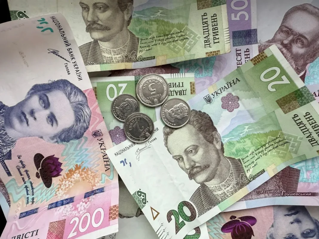 Паперові купюри та монети національної валюти України — гривні.