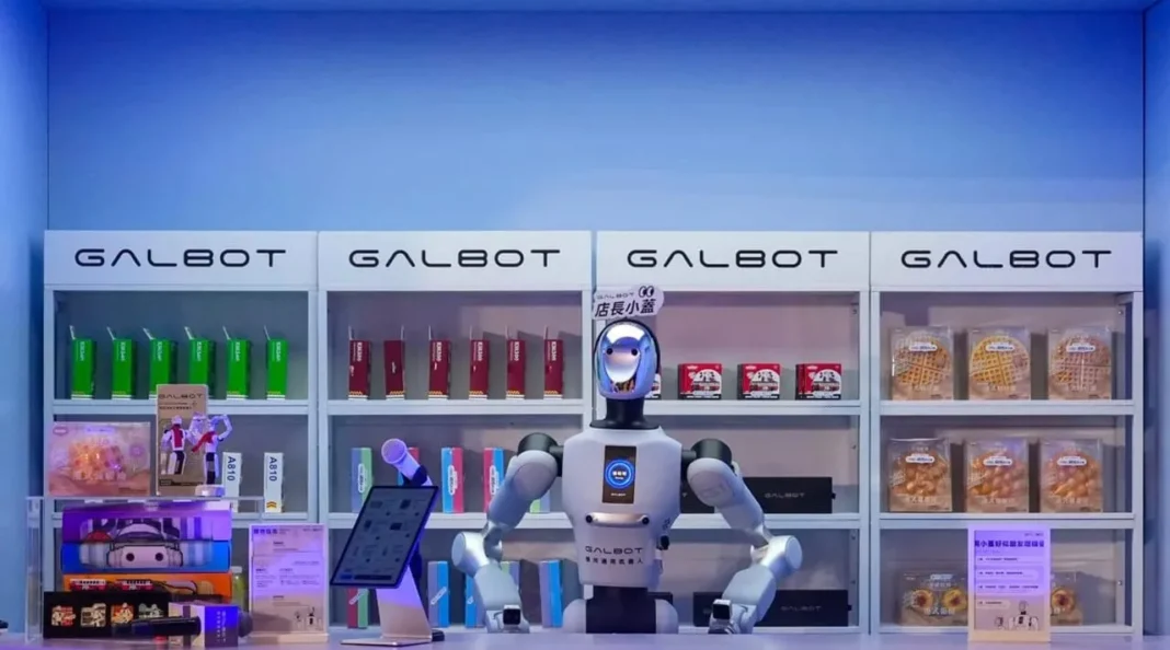 Гуманоїдний робот бренду Galbot за стійкою магазину.