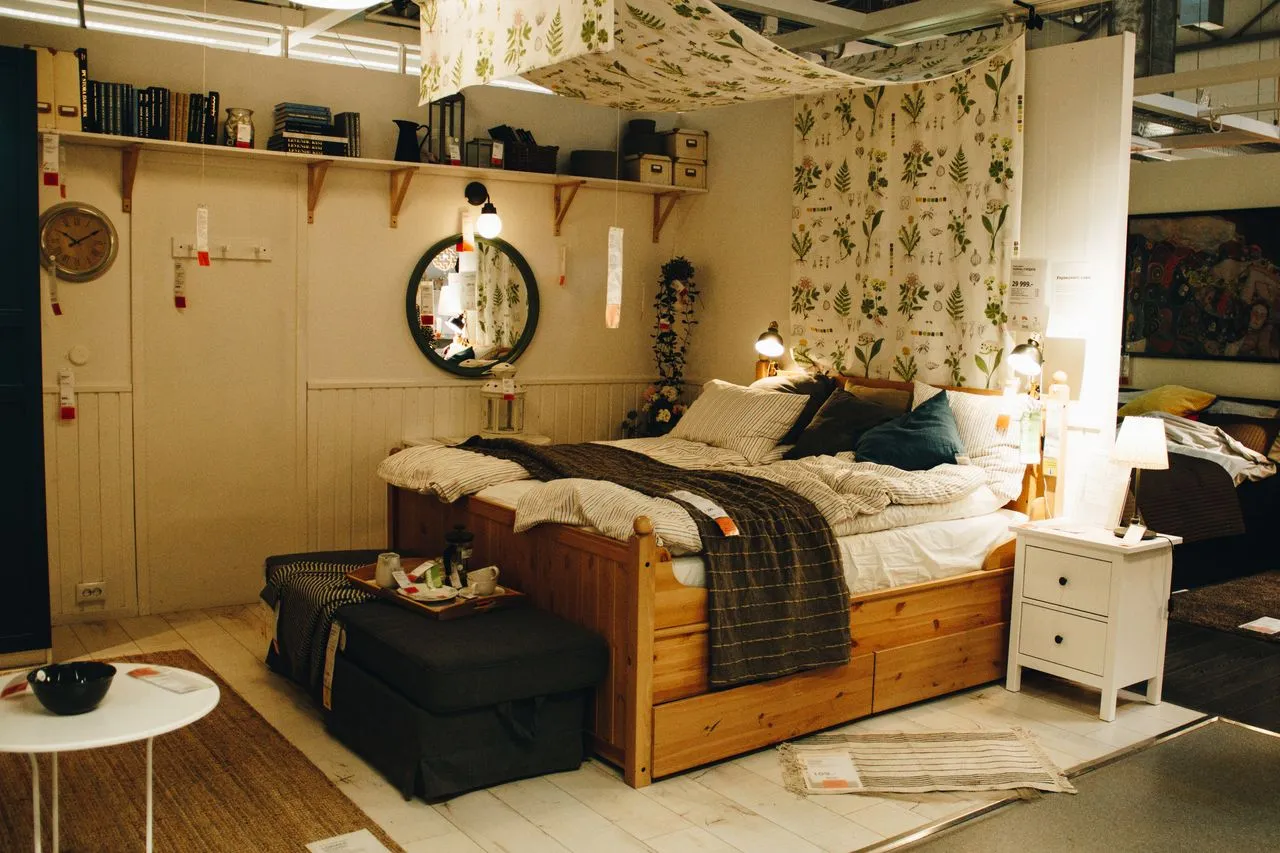Виставковий інтер'єр спальні IKEA.