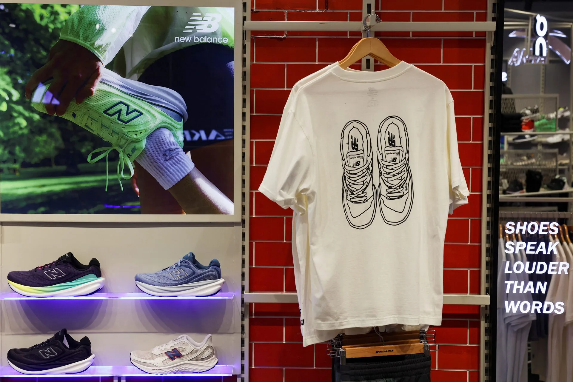 Вітрина магазину New Balance.