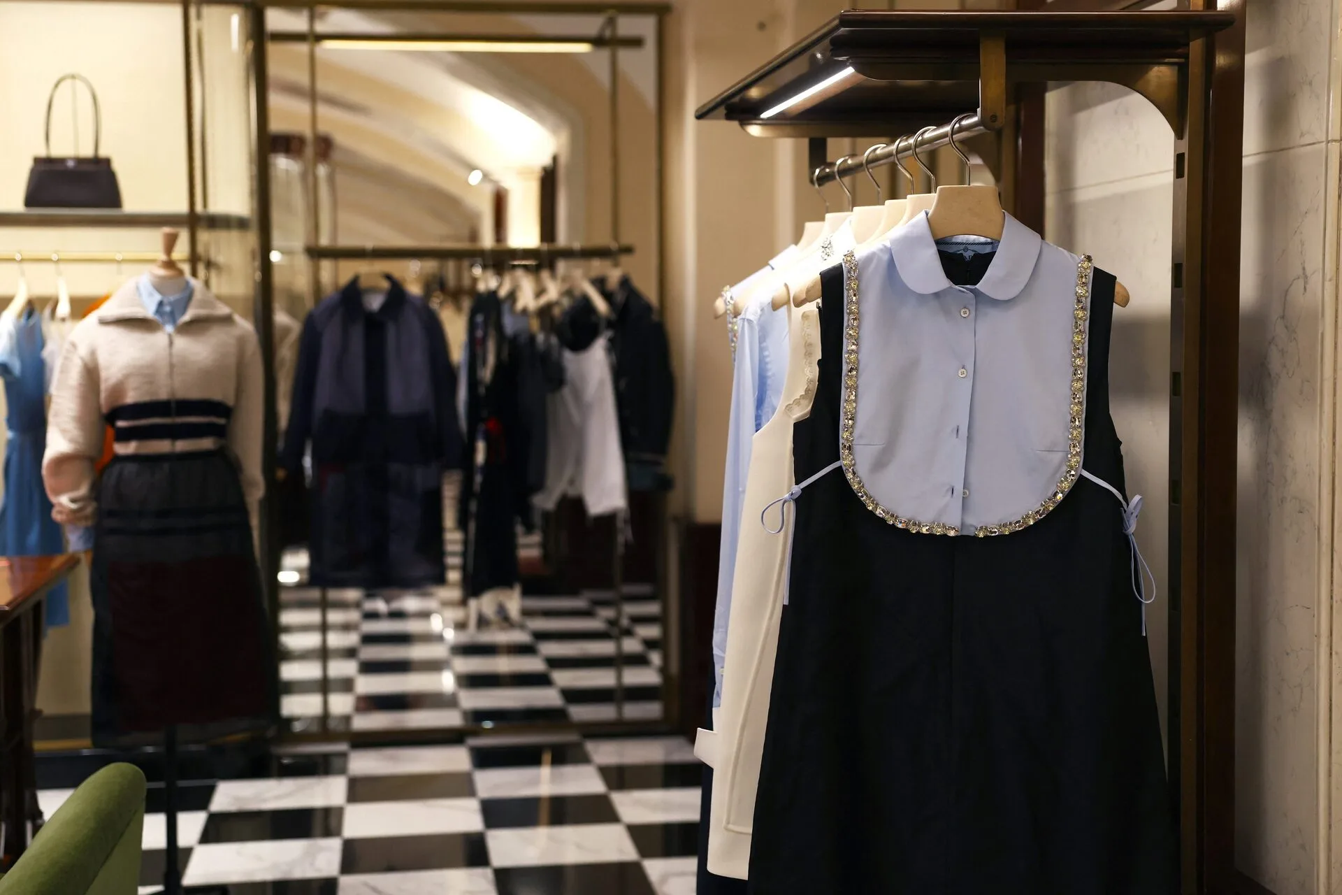 Сумки та жіночий одяг Prada.