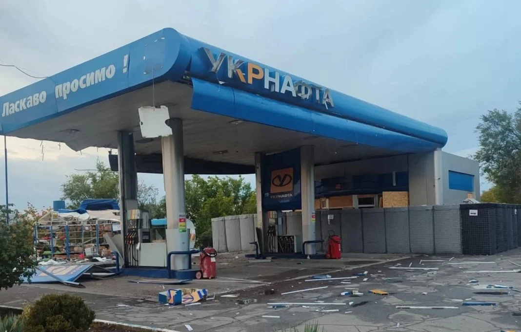 Пошкоджена АЗС Укрнафта внаслідок ворожого обстрілу.